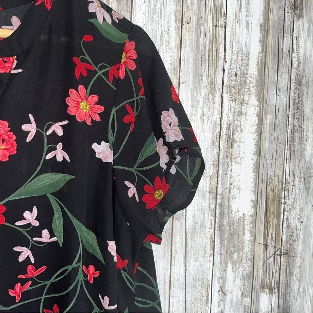 Torrid Floral Georgette Blouse 1X Black Red Split Neck Lightweight Plus Size Top - Picture 3 of 6